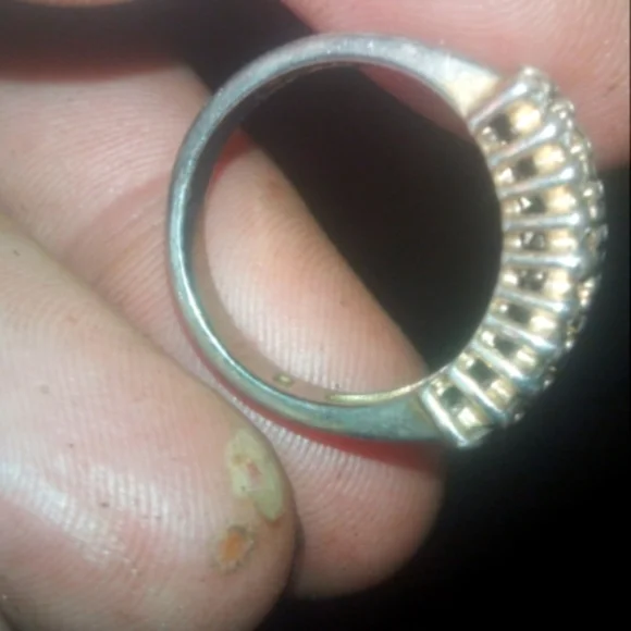 Genuine emerald and F diamond gold and silver ring
